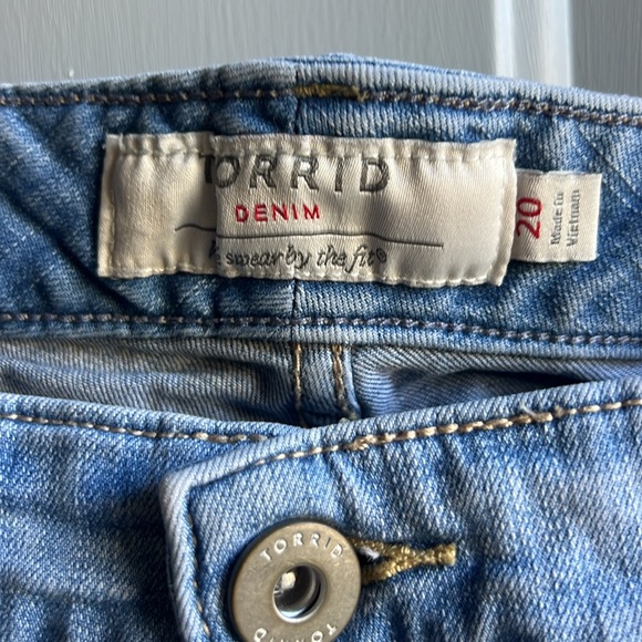 Plus size denim shorts - Picture 2 of 4